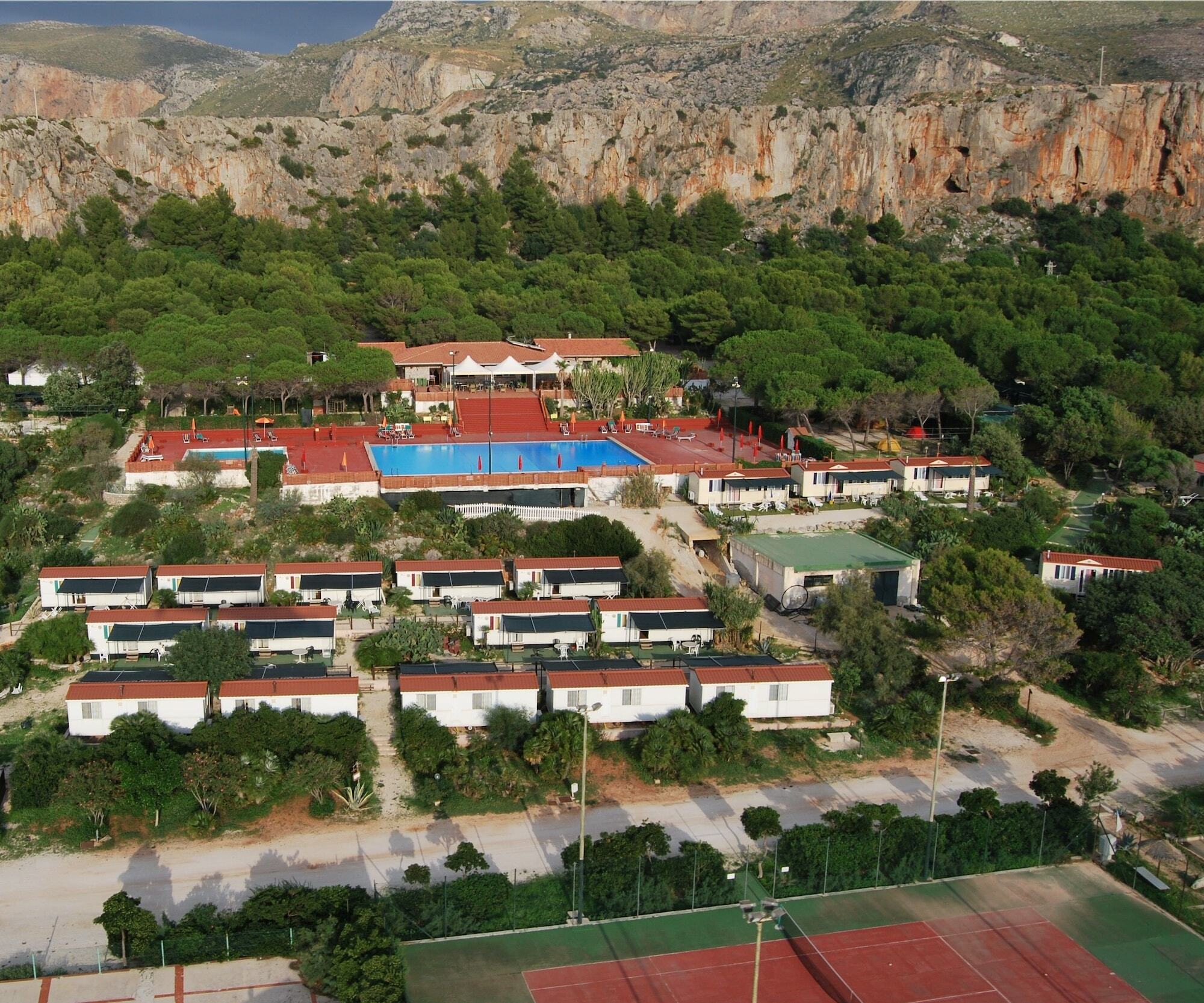 Happy Camp In El Bahira Village ホテル 4*